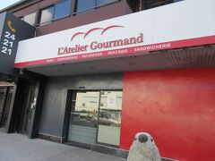 歩いて数分で目的のパン屋「ラトリエ・グルマン」に到着。

ゴエモン「赤い壁が目印のお店だよ。」