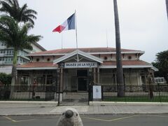 次の目的地は市民の憩いの場ココティエ広場に隣接するヌメア市立博物館。入場料は一人XPF300なり。

日本語音声ガイドもあって無料で貸し出ししてくれます。展示物の説明はおおむねフランス語なので、仏語に堪能な人以外はこちらがあると便利です。