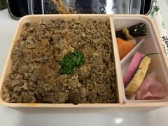 昼も「牛」だったんだけど(^^;;
【新杵屋】の「牛丼弁当 牛肉どまん中」！！
最後までウマウマ(^皿^)

あ～、明日働きたくない～(^^;;

今回も拙い旅行記をお読みくださりありがとうございましたm(_ _ )m