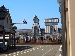 高田駅11時着。まずは帰りの切符を買う。券売機が1台しかない駅で、先に買うようしきりにアナウンスもしていたけど、確かに買っておいて正解でした。帰りは駅が混んでいたし、大慌てで電車に乗ったので。

観光案内所で散策用マップを貰う。案内所の方によると「高田城址まで徒歩25分位」とのこと。第99回高田城址公園観桜会の期間中で、駅からシャトルバスも出ていましたが、途中でお昼を食べるつもりなので歩いて向かいます。