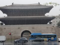 4月15日（月）
最終日なので、残金を気にしながらの行動になります。
朝から雨が降っているので、お土産品購入も兼ねて東大門市場に行くことにしました。
ソウル駅→東大門駅で降り、2重の東大門にやって来ました。