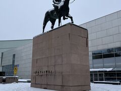 前日にヘルシンキとその周辺でかなりの雪が降りましたが、当日のヘルシンキ市街の道路の除雪はかなり進んでいました。

しかし、歩道は雪が積もったままの所もありました。

現代美術館『キアスマ（Kiasma）』前の広場に建つ、『マンネルヘイム（Mannerheim）元帥』の乗馬姿の銅像です。

日露戦争をはじめロシアから独立後のフィンランド内戦、ソビエトとの冬戦争、第2次世界大戦でナチスとの戦いを経験し、1944年から1946年の間フィンランドの大統領となった、国民的英雄です。