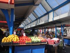 今日は、午後から食べ歩きのウォーキングツアーを申し込んでおいたので、午前中はさくっと観光に
まずは、ホテルから近い市場に
野菜、果物の店が多い