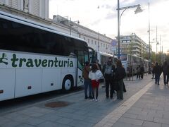 出発場所はアレクサンダルネフスキー寺院近くで、多くのツアーバスが停まっているが、事前に車の番号とガイド名の連絡が来たので、複数の車から自分が乗るべき車は簡単に見つかった

今回のバスは中型バスで30人くらいの参加者、案内は英語のみ