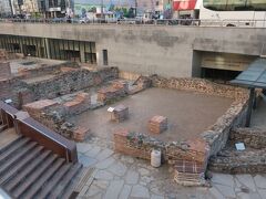 市内を歩いてホテルに戻る
駅前が遺跡になっている

東欧の先住民族はトラキア人というが、昨日のウォーキングツアーのガイドさんもトゥラシー人　thracianと言っていて、これがトラキアの英語読みと気づくまでしばらくかかった