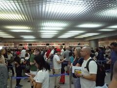 バンコクから1時間40分、タンソンニャット国際空港着きましたが、イミグレが大混雑していて入国まで1時間ぐらいかかりました。
