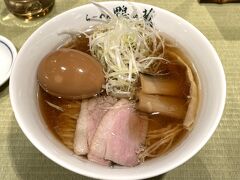 東京・新宿『EATo LUMINE』

エキナカ商業施設『イイトルミネ』のラーメン店【らーめん鴨to葱】

〇 鴨らーめん　980円＋煮卵　150円の写真。

煮卵は速攻でスープの中にドボン。

思ったよりも小さめな器です。

白髪葱、丸太白葱、メンマ、鴨肉などが入っています。
なぜか丸太白葱が甘くてびっくりしました。