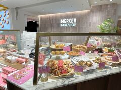 東京・新宿『EATo LUMINE』

エキナカ商業施設『イイトルミネ』のスイーツショップ
【MERCER BAKESHOP】の写真。

ブリオッシュフレンチトーストの【マーサーカフェ】や
キャラメルシフォンケーキの【マーサービス】は何度か
ブログに載せています。

新宿の【マーサーベイクショップ】はスイーツの種類が豊富です。