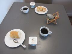 ３日目の朝。

本日は離島観光で、灯台で有名なアメデ島ツアーに参加します。

昨日の残りのバゲットと珈琲とヨーグルトで簡単な朝食。