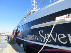 昨日行ったヌメア朝市の場所からすぐの波止場から、MaryD社が運営する船に乗船。

ポリネシアンミュージックなんかの演奏もあって、にぎやかな雰囲気です。