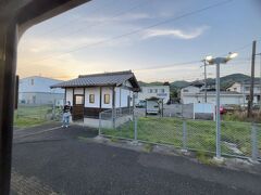 　筑前山家駅停車、かわいい駅舎