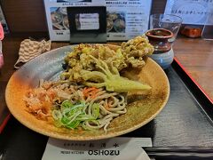 越前そばを食べたくて見つけたお店です。大通りになかったので、歩いて探さなかったら、見つけてなかったかもしれません。これはおろしそばのまいたけ天ぷらのせです。そばはコシがあり、まいたけはサクサクで大きく、たいへん美味しかったです。ただそばの量が少なめなので、大盛りでも良かったかもしれません。これで９００円です（税込み）