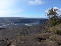 煙を上げているところが最近溶岩爆発が起きたところです