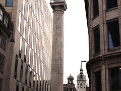 「レドンホール・マーケット」を出て、地下鉄の駅に向かい歩いていると、有名な「ロンドン大火記念塔」が見えました。
1666年の大火を記念して「クリストファー・レン」（←きょう何回目の登場？）と「ロバート・フック」によって設計された 202フィート(61.5696㎡）の柱で、どうやら展望台にもなっているようです。

1666年の9月にパン屋さんから発生した火災は、ほぼ4日間燃え続け、木造住宅1万3000軒以上、87の教会、そしてセント・ポール大聖堂をも焼失させてしまった大火災で、実にロンドンの全建物の3分の1が破壊され、市の86％が焼けてしまいました。この惨事を忘れないようにと建てられたのがこの塔で、実際の火災発生場所からは西に62フィート(約19m）離れた場所にあります。

特に私が損保関係に勤めていたせいもあり、新人研修資料でも見たことがある塔を実際に見て感動しました（笑）