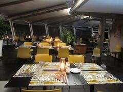 ホテルに戻って、さすがに本日は一日観光で疲れたので食材を買い出しに行く元気もなく、ホテルの地中海ビュッフェバイキングに行きました。通常だと一人XPF5,000以上取られるのですが、今回は旅行出発前にニューカレドニア観光局がやっている「なっ得！いっ得！ニューカレ！キャンペーン」で一人XPF5,000のクーポンをゲットしていたので、実質ほとんど飲み物代のみ。

このクーポンは今年7/17までにエアカラン直行便を利用したお客向けのもので、使えるところはある程度限定されますが、この期間にニューカレドニアに行く予定があるのであれば使わなければ損です。詳細はキャンペーン名で検索すればヒットすると思います。



