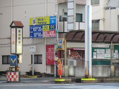 はりまや通り(国道32号線)に出ると、路面電車(とさでん交通)の蓮池町通停留場（高知県高知市 はりまや町）がすぐ近くにあります。
