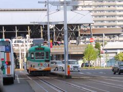 高知駅前に路面電車(とさでん交通)の高知駅前停留場があります。
市民や観光客にとって無駄のない動線で、便利です。
