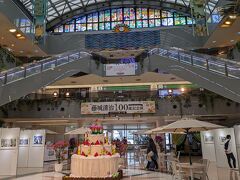 宮崎空港
1階のオアシス広場で開催されていた「藤城清治100歳記念展」
時計の上の「日向神話ステンドグラス」は藤城清治が描いたもの