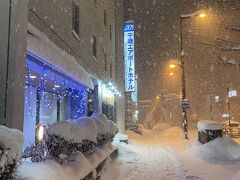 徒歩2分が遠く感じました。あっという間に雪だらけ。
今日のホテルに到着です。