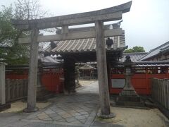 　その後は薬園八幡神社に行きました。
　薬園八幡神社は奈良時代に大宮人のための薬草園があった場所に創建されて、本殿は県指定文化財になっている神社です。
　そしてここより東大寺への遷座の際、八幡大神の分霊をこの新宮内の神殿に留めて奉斎し、薬園の地名を冠して命名されたのが当社の始まりとされています。