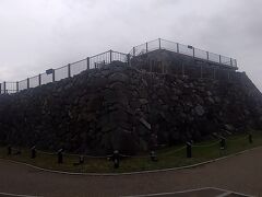 　その後は郡山城跡に行きました。
　郡山城跡の天守台の石垣には、さかさ地蔵、羅城門の礎石など転用石があります。令和４年１１月１０日に本丸・常盤曲輪・毘沙門曲輪・玄武曲輪・陣甫曲輪・厩・緑曲輪・麒麟曲輪・薪蔵と内堀・中堀が国の史跡に指定されました。