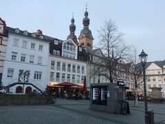 夜になると店が出て賑わう広場