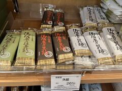 　博多の同じ年の従姉が、数日前、我が家に普通郵便で(！)品物代金の現金を送って来て、父へのお供えと、自分の、親戚への手土産をデパートで買って届けてと。父の何回忌というわけではありません。デパートや親戚宅に行くとも言ってません。ホテルとデパートは徒歩15分ほど、でも、親戚宅はお寺からJRで２つ先の駅です。
　しかも井筒屋の地下一階の、全国のお菓子コーナーで売っている御掘堂の外郎が、美味しいからと、品物も指定です。さらに、箱に入れてと。デパートにも親戚宅にも、行かざるを得ません。言われるままにここに来て、箱を見せて貰いました。元気で動き回れる体と、自由に動き回れる時間があるなら、多少の持ち出しでも、喜んでやってあげる程度の、親切心は持ち合わせているつもりではありますが。父へのお供えも気持ちはありがたいのですが、お寺でなま物はすぐ下げなければならないし。