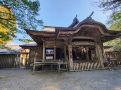 こちらの神社。案内所で待っていると普段入れない場所に案内していただけて神社の名称の所以となっている岩が見られるようなのですが、、そんなに頻繁にはやっていなさそうだったので、、ま、いっか、とお参りのみ
