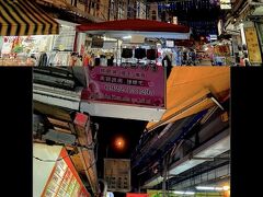 続いて夜市へ寄ってみます。
メインストリートは陸橋沿いで、道路の両側に店舗があり、高架下が共同の座席となっていて買ったものを食べられるようです。

金曜日ということもあるのかもしれませんが、結構な賑わいです。
観光客よりも地元の人が多いせいか、変な呼び込みもなく、落ち着いて夜市を巡ることができました。
結局、夕食直後ということもあって何も買いませんでしたが、雰囲気は悪くないです。