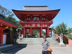 鵜戸神宮に着きました。
前回は来られなかったので・・・

立派な楼門は青空に映えますね。