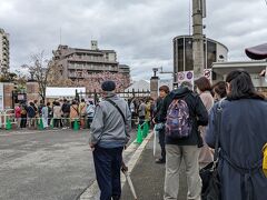 開門待ち
朝方の雨がやみ始め花曇りです。
晴れ男・女の面目躍如まではいきませんが、心配していた通り抜けで雨にはたたられませんでした。