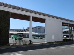 空港からバスで新山口駅までやってきました。本日宿泊するホテルに荷物を預けて早速観光に出かけます。