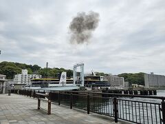 不穏なほど黒い煙をボっ！と発射して、広島港発呉港経由松山観光港行の「シーパセオ2」の入港です。