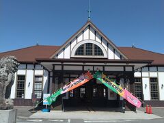 一足先に旅行を始めて前夜泊まった倉敷から移動した私たちと朝羽田から岡山空港経由で来た友人と岡山駅で合流。マリンライナーに乗車し、瀬戸大橋から美しい瀬戸内海を眺めて四国香川県に入りました。乗り換えた坂出駅近くのうどん店で昼食をとり、私も初めて登る本日のハイライトである金比羅山の入口琴平駅につきました。帰りは高松まで乗り換えなしで行ける琴電を使うので、手荷物を琴電琴平駅のコインロッカーに預けました。大きなロッカーの空きが最後の一つで危ういところでした。