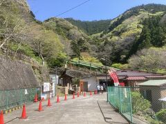 500段強の石段を登り大山ケーブルの麓駅に到着です。
前までならここからケーブルカーに乗るのですが