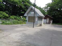 こちらが「滝谷駅」．只見線は，この辺りではいったん国道252号線沿いから外れ，滝谷川沿いを走ります．