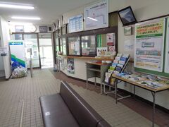 こちらは有人駅で，お土産も売っていました．