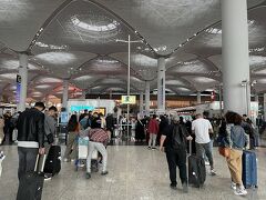 イスタンブール空港アゲイン。
今日は国内線乗り場に向かいます。
入口を入ってすぐに、まずは全ての荷物のセキュリティチェック。