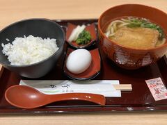 うどんと卵かけご飯の炭水化物コンボ、栄養バランス悪いけれど美味しい。