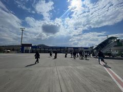 カッパドキアの空港はとても小さいです。

日本の地方空港もこんな感じですよね。歩いて移動します。