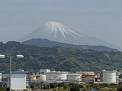 清水駅へのデッキから、富士山がきれいに見える。