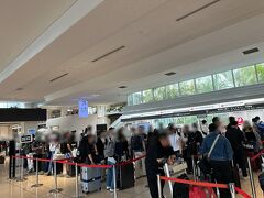 空港着いてビックリ。
石垣島に来るのは4回目だけど、未だかつてない程の激混みでした∑(ﾟДﾟ)

ピーチのカウンターはそうでもなかったけれど、JALはかなりヤバイ。この更に後ろまでずーっと列が続いていました。