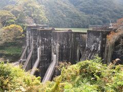 【10目】10月31日（火）その2　晴れ
観音寺市豊浜町で給油してから25分で到着しました。

11:35　豊稔池堰堤(ほうねんいけえんてい)（香川県観音寺市大野原町）
両端部が重力式、中央部が5個のアーチと6個の扶壁（バットレス）からなる、日本最初期のマルチプルアーチ式のダムで、重要文化財（建造物）指定。 
まるで中世ヨーロッパの古城を思わせる威容と風格があります。