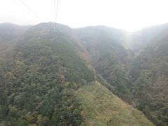 標高916mの山頂駅へ向かいます。
雲辺寺山（標高927ｍ）は讃岐山脈に属していて、徳島県三好市と香川県観音寺市にまたがっています。
雲海でも有名で、少しガスっています。