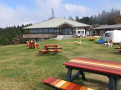 雲辺寺山頂公園（香川県観音寺市大野原町）
広い芝生にカラフルなテーブルやベンチがあります。
