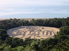 銭形砂絵
東西122ｍ、南北90ｍ、周囲345ｍ。完全な円ではなくて横に広がる楕円です。
「砂ざらえ」といって、年に2回春と秋に市民の方々が集まって砂絵を整備しているそうです。