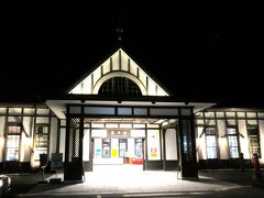 JR 琴平（ことひら）駅（香川県仲多度郡琴平町）
効果的な照明で、1923年（大正12年）建造の駅舎がレトロモダンになっています。登録有形文化財。
