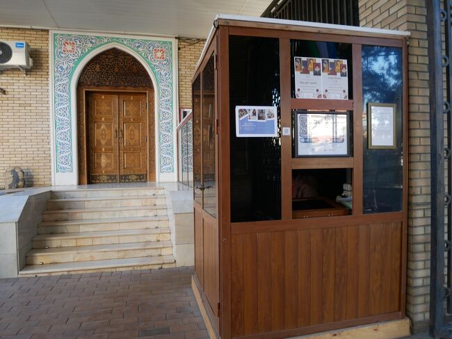 入口のチケット売り場でチケットを購入しようとしたら入口の警備員っぽい人に「今チケット売り場のスタッフはランチ中だからチケット代は帰りに払ってね」と言われてそのまま入場。<br />緩いなぁ。