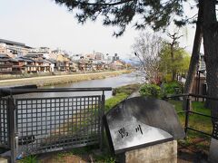 駅からすぐの四条大橋で
鴨川を渡ります。

まだ朝が早く、
河川敷に等間隔で並び、
川を眺める人は見えません。