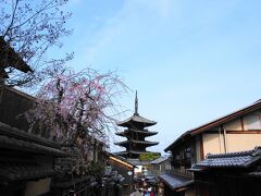 往路を引き返して高台寺まで戻り、
次の目的地を目指して、
八坂の塔へ

途中、
京都を紹介するガイド本やポスターで
有名な構図に出会いました。